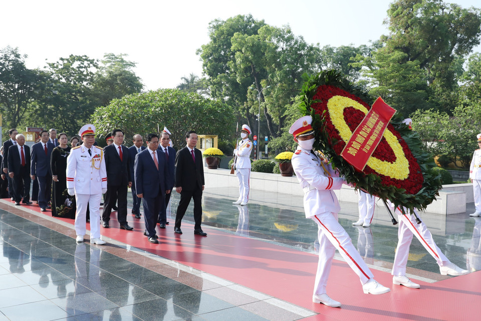 Cũng nhân dịp này, lãnh đạo, nguyên lãnh đạo Đảng, Nhà nước tới đặt vòng hoa tại Đài tưởng niệm các Anh hùng liệt sỹ trên đường Bắc Sơn (Ba Đình, Hà Nội). (Ảnh: Minh Đức/TTXVN)