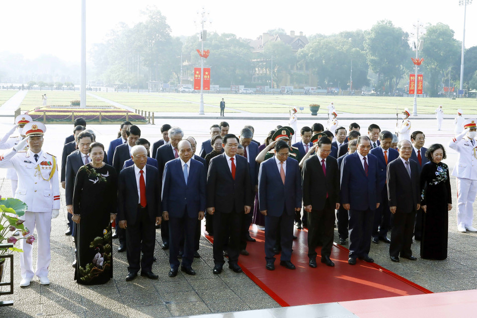 Lãnh đạo Đảng và Nhà nước thành kính tưởng nhớ Chủ tịch Hồ Chí Minh. (Ảnh: An Đăng/TTXVN)