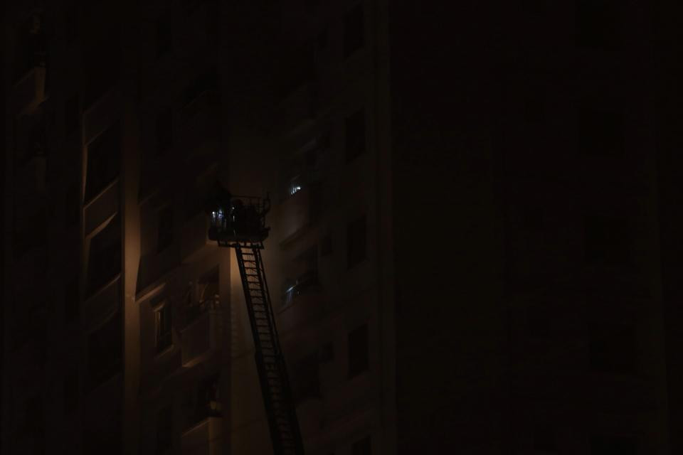 Các cơ quan chức năng đang tiến hành mọi cách để giải cứu các nạn nhân, nhưng rất nhiều căn nhà cao trên 15 tầng khiến cho việc cứu hộ trở nên rất khó khăn. (Ảnh: Minh Chiến/Vietnam+)