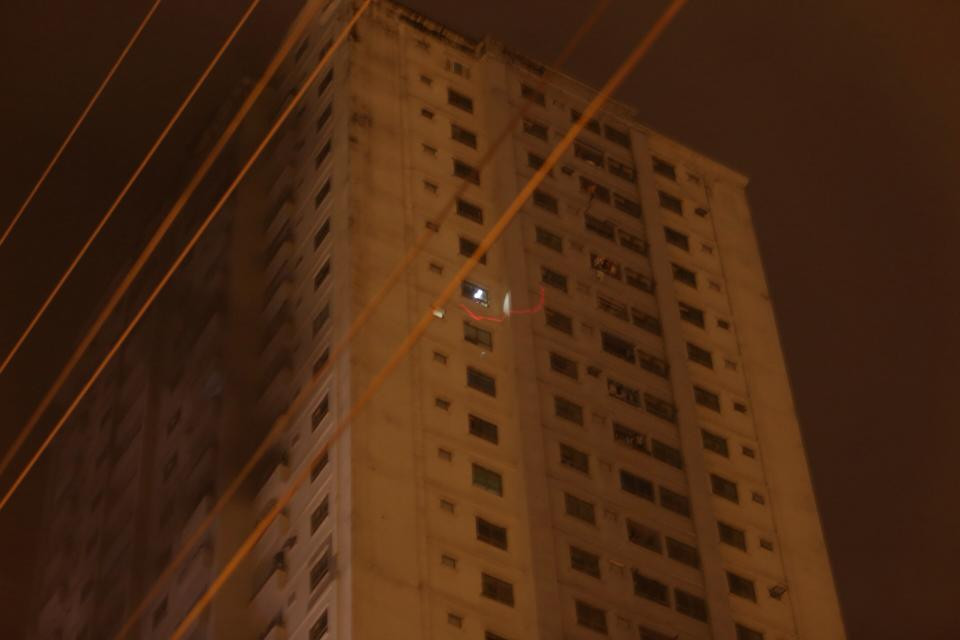 Có khá nhiều người dân ở trên cao đang sử dụng đèn phát sáng để kêu cứu. (Ảnh: Minh Chiến/Vietnam+)