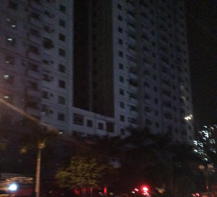 Hiện trường xung quanh tòa nhà bị cháy. (Ảnh: Sơn Bách/Vietnam+)