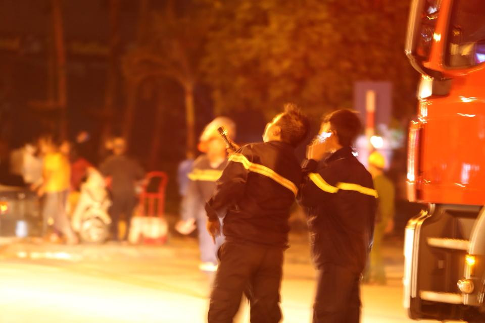 Lực lượng phòng cháy chữa cháy đã có mặt tại hiện trường để tiến hành cứu hộ. (Ảnh: Minh Chiến/Vietnam+) 