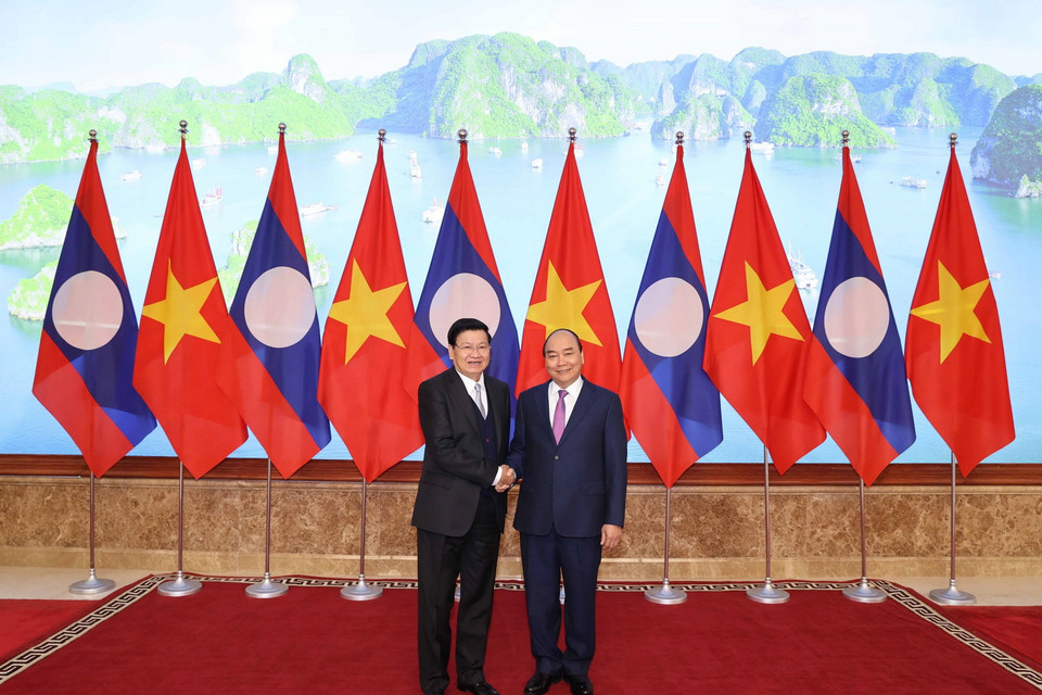 Thủ tướng Nguyễn Xuân Phúc và Thủ tướng Lào Thongloun Sisoulith. (Ảnh: Thống Nhất/TTXVN)