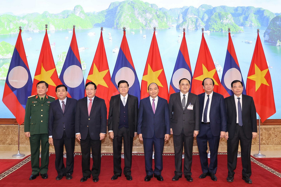 Thủ tướng Nguyễn Xuân Phúc và Thủ tướng Lào Thongloun Sisoulith cùng các đại biểu chụp ảnh chung trước khi tiến hành kỳ họp. (Ảnh: Thống Nhất/TTXVN)