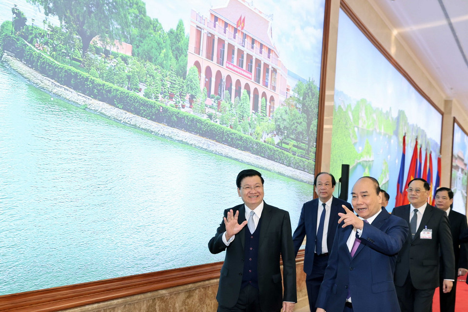 Thủ tướng Nguyễn Xuân Phúc và Thủ tướng Lào Thongloun Sisoulith đến dự Kỳ họp. (Ảnh: Thống Nhất/TTXVN)