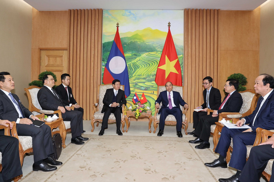 Thủ tướng Nguyễn Xuân Phúc gặp Thủ tướng Lào Thongloun Sisoulith trước khi hai đoàn tiến hành kỳ họp. (Ảnh: Thống Nhất/TTXVN)