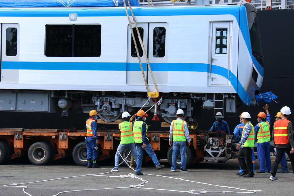 Toa xe đầu tiên của đoàn tàu số 4 được đặt thành công trên xe siêu trường, siêu trọng. (Ảnh: Tiến Lực/TTXVN)