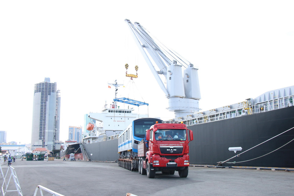 Quang cảnh khu vực bốc dỡ đoàn tàu số 4 và số 5 của tuyến metro số 1 tại cảng Khánh Hội. (Ảnh: Tiến Lực/TTXVN)