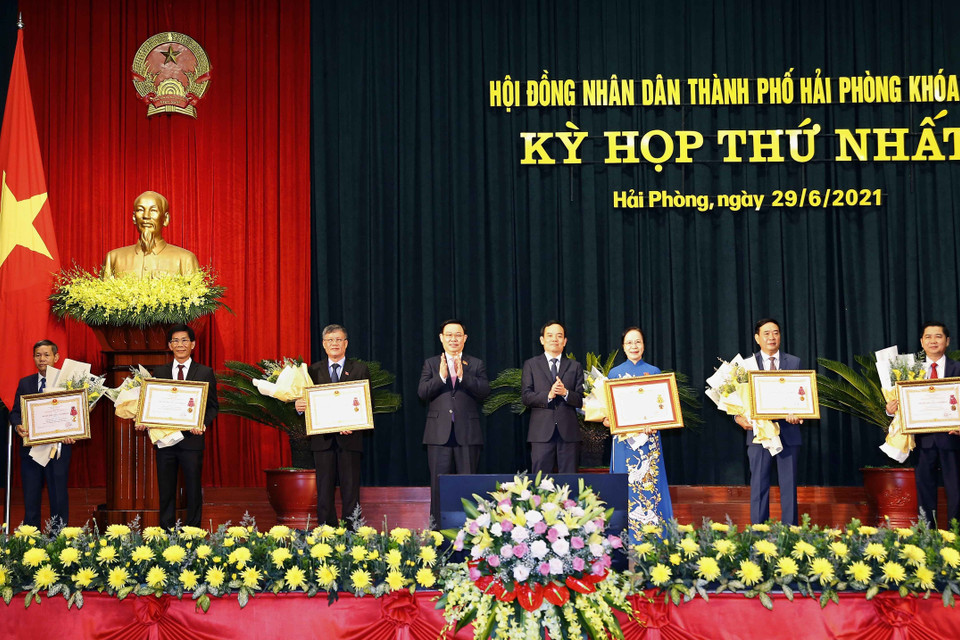 Chủ tịch Quốc hội Vương Đình Huệ trao tặng Huân chương Lao động các hạng cho các cá nhân có thành tích xuất sắc.(Ảnh: Doãn Tấn/TTXVN)