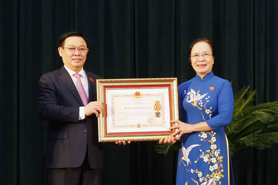 Chủ tịch Quốc hội Vương Đình Huệ trao tặng Huân chương Lao động cho các cá nhân có thành tích xuất sắc. (Ảnh: Doãn Tấn/TTXVN)