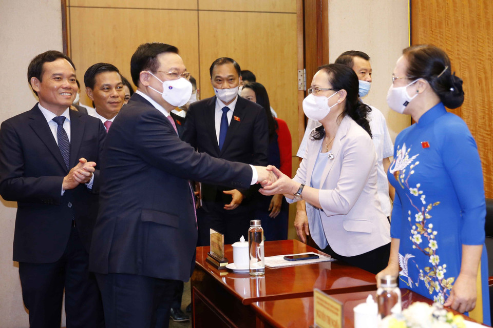 Chủ tịch Quốc hội Vương Đình Huệ với các đại biểu dự Kỳ họp thứ nhất Hội đồng nhân dân thành phố Hải Phòng khóa XVI.(Ảnh: Doãn Tấn/TTXVN)