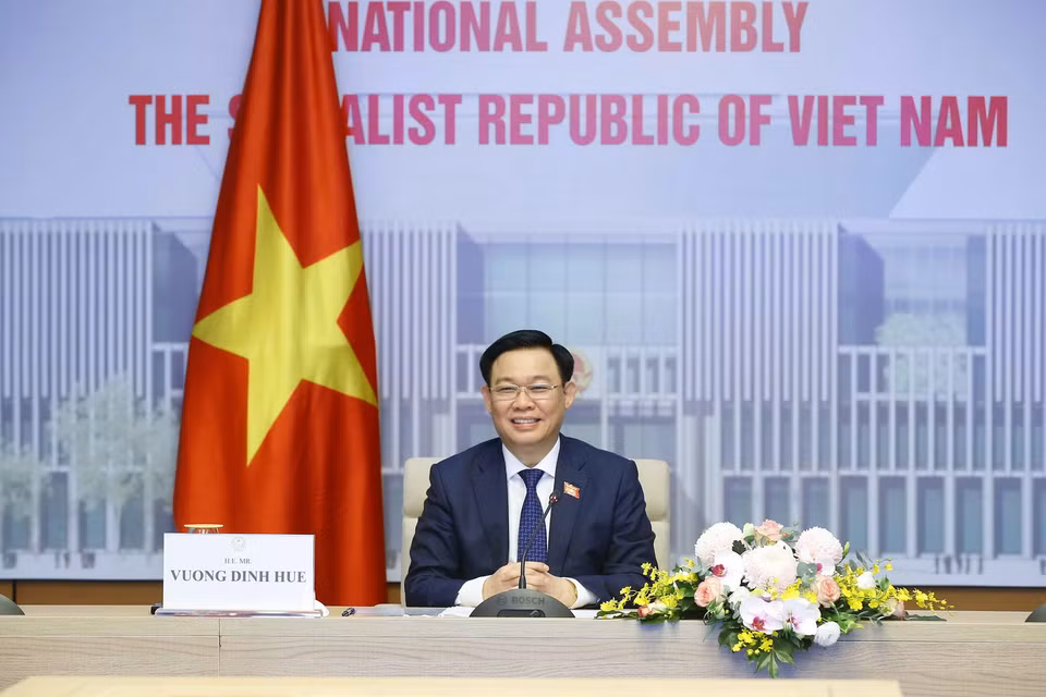 Chủ tịch Quốc hội Vương Đình Huệ hội đàm trực tuyến với Chủ tịch Nhân đại Trung Quốc Lật Chiến Thư. (Ảnh: Doãn Tấn/TTXVN)