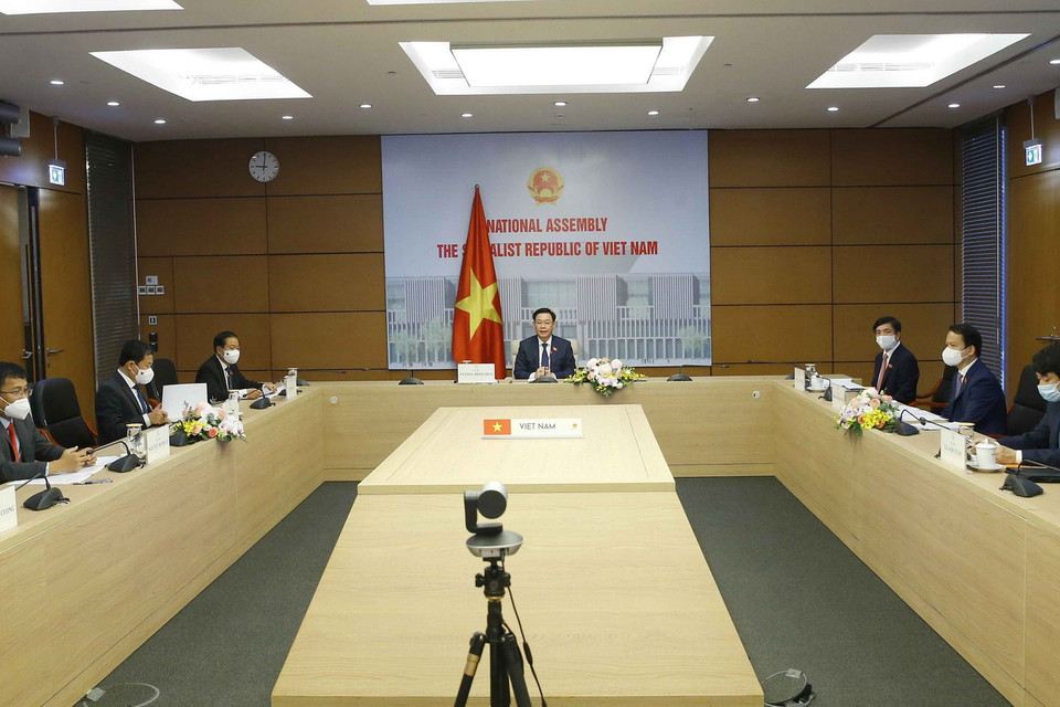 Chủ tịch Quốc hội Vương Đình Huệ hội đàm trực tuyến với Chủ tịch Nhân đại Trung Quốc Lật Chiến Thư. (Ảnh: Doãn Tấn/TTXVN)