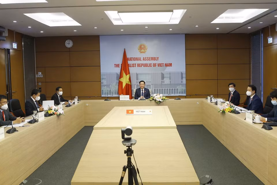 Chủ tịch Quốc hội Vương Đình Huệ hội đàm trực tuyến với Chủ tịch Nhân đại Trung Quốc Lật Chiến Thư. (Ảnh: Doãn Tấn/TTXVN)