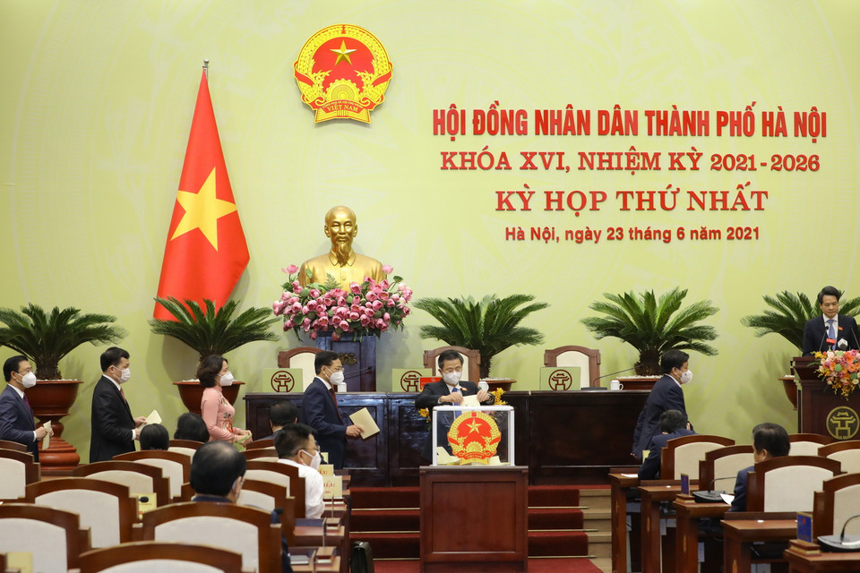 Các đại biểu bỏ phiếu bầu các chức danh chủ chốt HĐND, UBND thành phố Hà Nội nhiệm kỳ 2021-2026. (Ảnh: Nguyễn Điệp/TTXVN)
