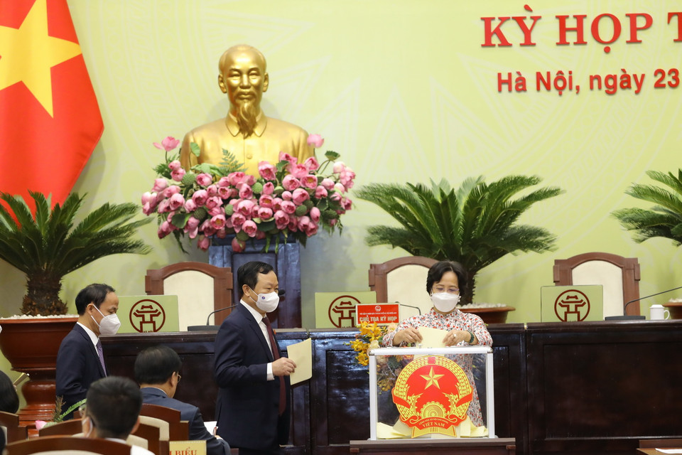 Các đại biểu bỏ phiếu bầu các chức danh chủ chốt HĐND, UBND thành phố Hà Nội nhiệm kỳ 2021-2026. (Ảnh: Nguyễn Điệp/TTXVN)