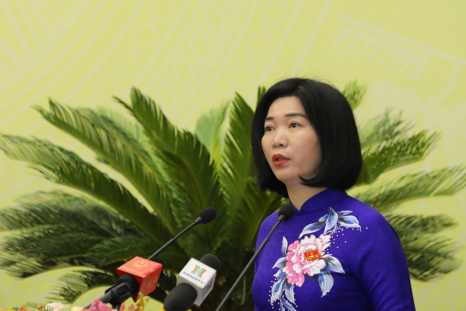 Phó Chủ tịch HĐND thành phố Hà Nội Phùng Thị Hồng Hà báo cáo tại kỳ họp. (Ảnh: Nguyễn Điệp/TTXVN)