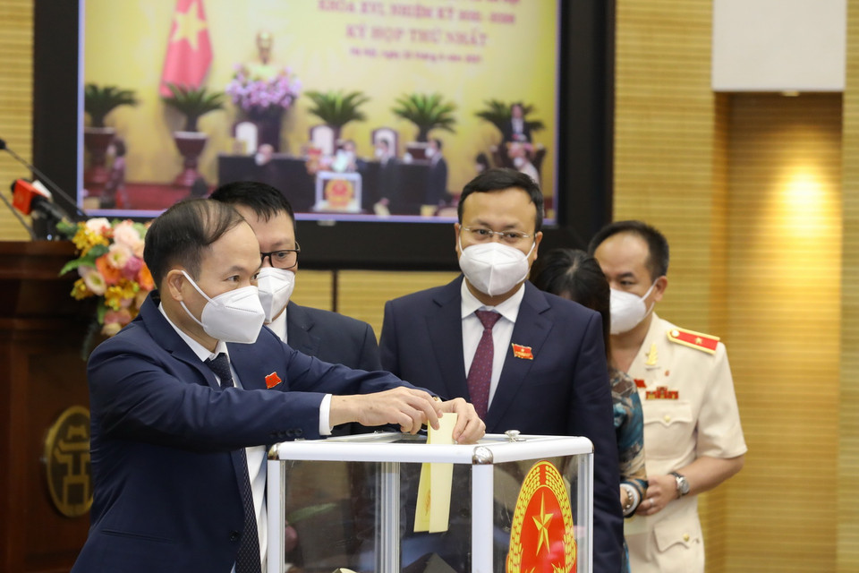 Các đại biểu bỏ phiếu bầu các chức danh chủ chốt HĐND, UBND thành phố Hà Nội nhiệm kỳ 2021-2026. (Ảnh: Nguyễn Điệp/TTXVN)