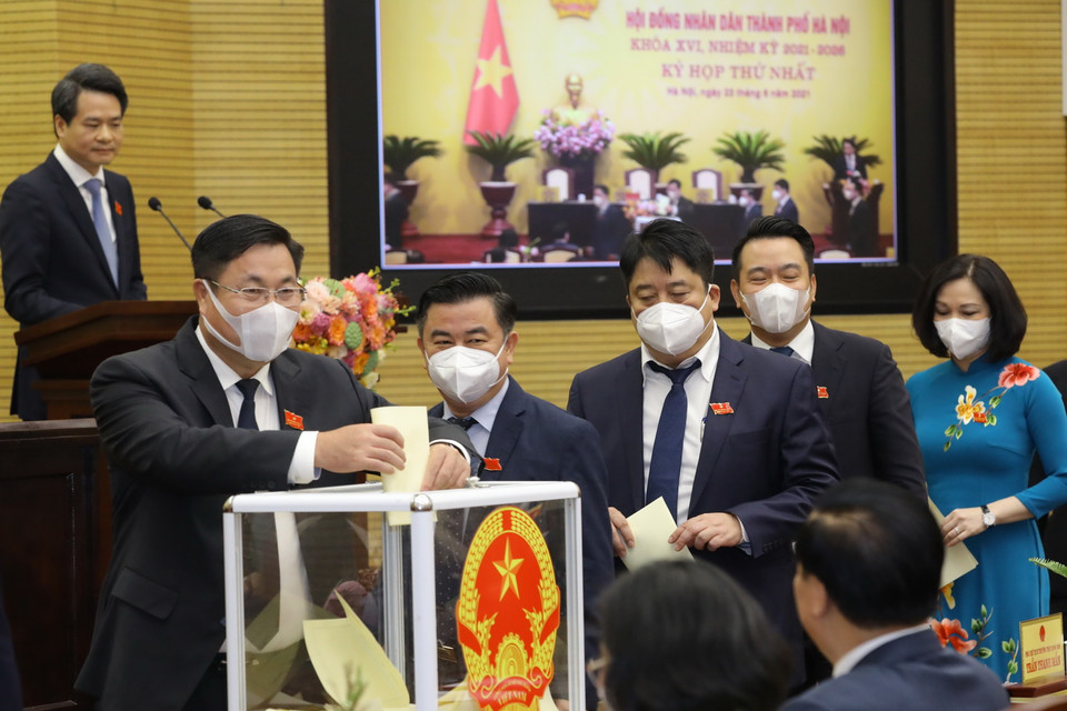 Các đại biểu bỏ phiếu bầu các chức danh chủ chốt HĐND, UBND thành phố Hà Nội nhiệm kỳ 2021-2026. (Ảnh: Nguyễn Điệp/TTXVN)