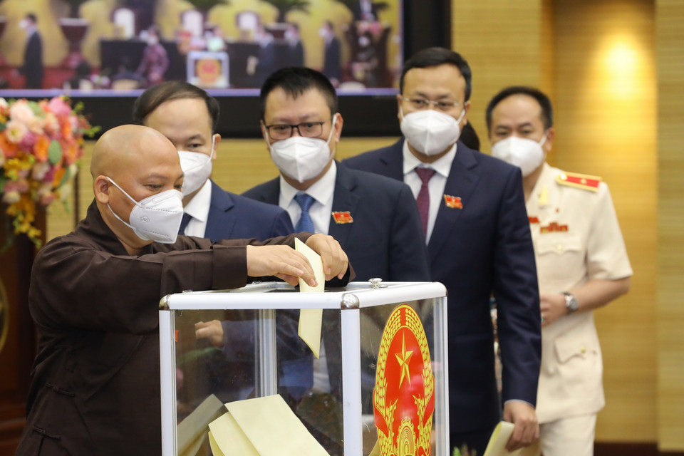 Các đại biểu bỏ phiếu bầu các chức danh chủ chốt HĐND, UBND thành phố Hà Nội nhiệm kỳ 2021-2026. (Ảnh: Nguyễn Điệp/TTXVN)