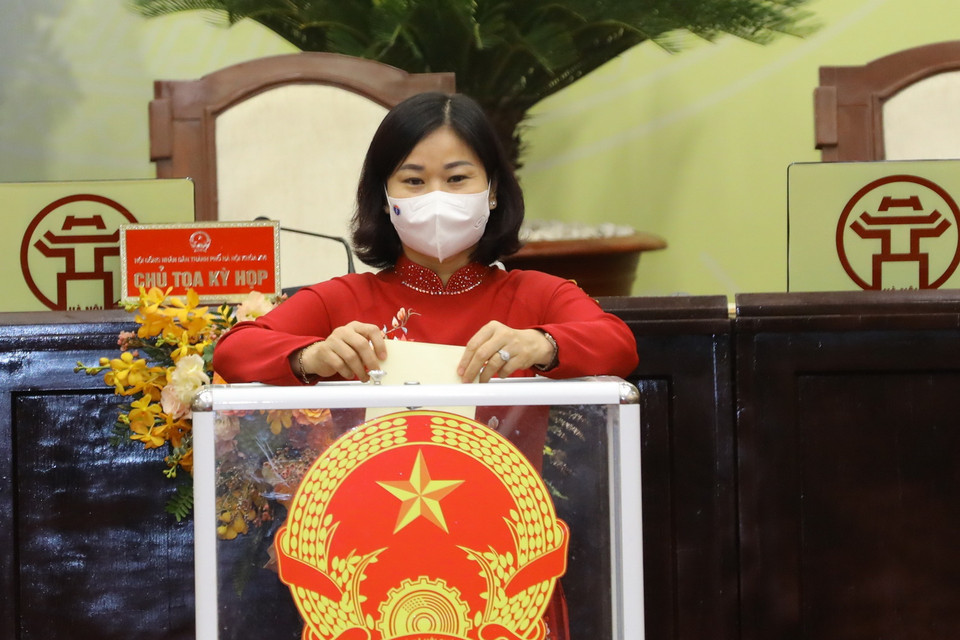 Ủy viên Trung ương Đảng, Phó Bí thư Thường trực Thành ủy Nguyễn Thị Tuyến bỏ phiếu bầu chức danh chủ tịch HĐND khóa XVI nhiệm kỳ 2021-2026. (Ảnh: Nguyễn Điệp/TTXVN)