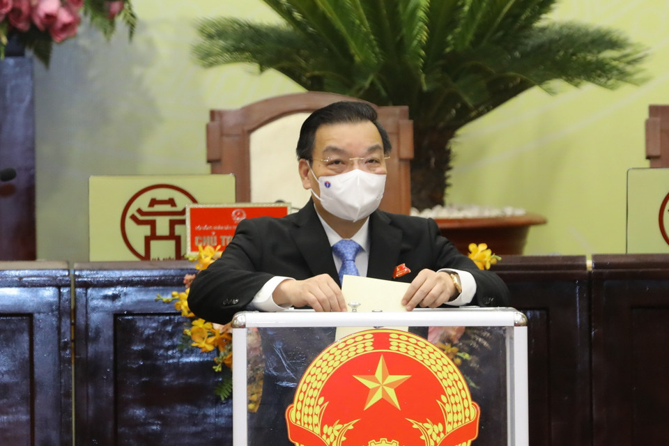 Ủy viên Trung ương Đảng, Phó Bí thư Thành ủy, Chủ tịch UBND thành phố Hà Nội Chu Ngọc Anh bỏ phiếu bầu chức danh chủ tịch HĐND khóa XVI nhiệm kỳ 2021-2026. (Ảnh: Nguyễn Điệp/TTXVN)