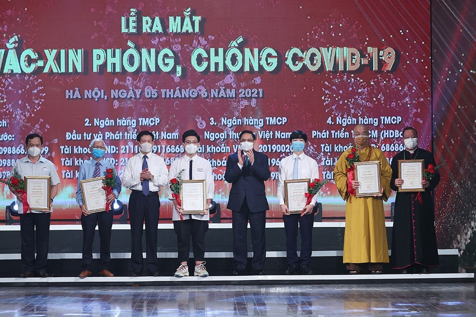 Đại diện các tầng lớp nhân dân ủng hộ vào Quỹ vaccine phòng COVID-19. (Ảnh: Dương Giang/TTXVN)