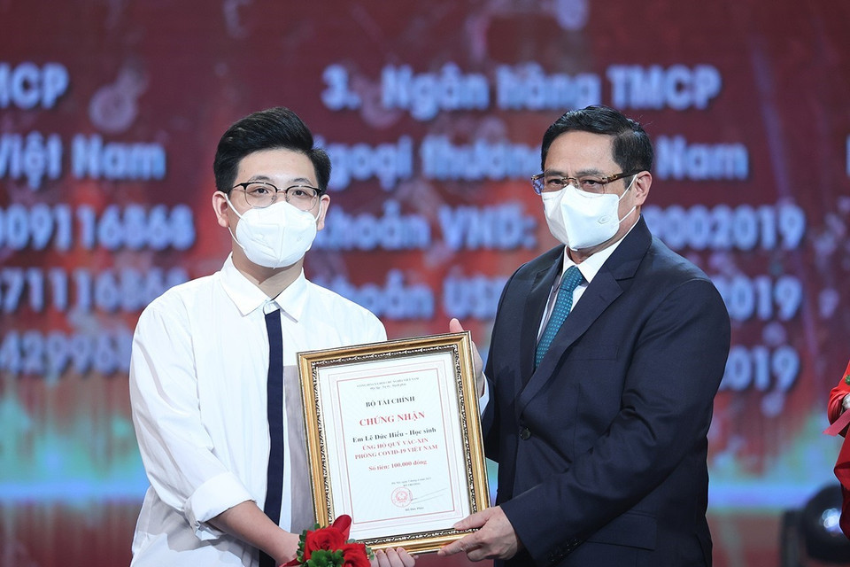 Đại diện các tầng lớp nhân dân ủng hộ vào Quỹ vaccine phòng COVID-19. (Ảnh: Dương Giang/TTXVN)