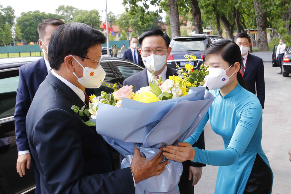 Chủ tịch Quốc hội Vương Đình Huệ đón Tổng Bí thư, Chủ tịch nước Lào Thongloun Sisoulith. (Ảnh: Doãn Tấn/TTXVN)
