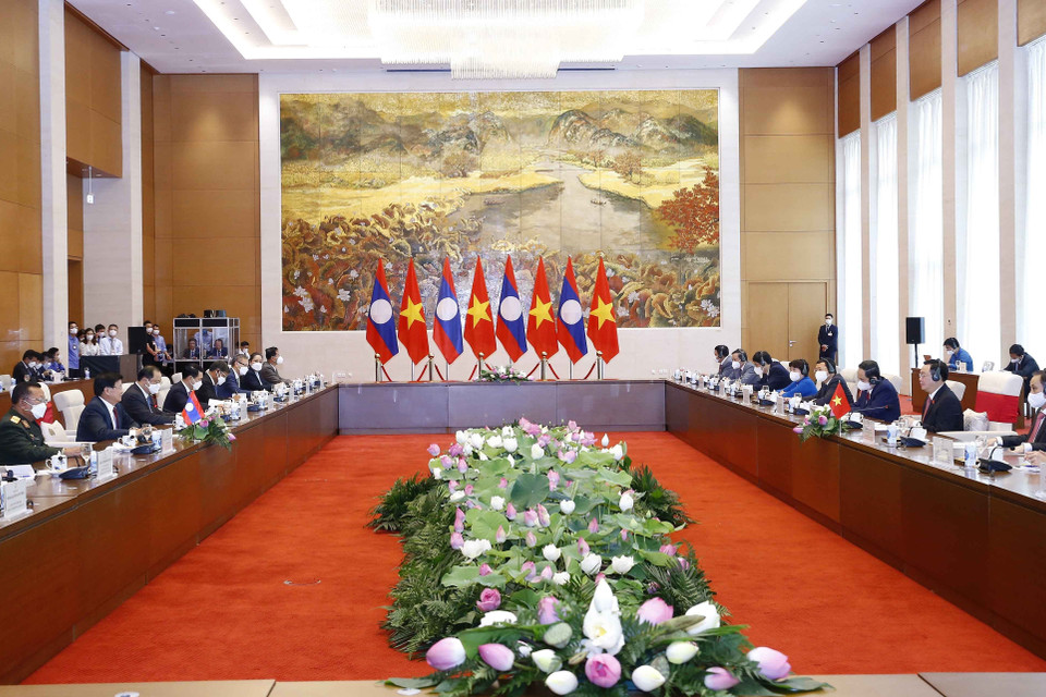 Chủ tịch Quốc hội Vương Đình Huệ hội kiến Tổng Bí thư, Chủ tịch nước Lào Thongloun Sisoulith. (Ảnh: Doãn Tấn/TTXVN)