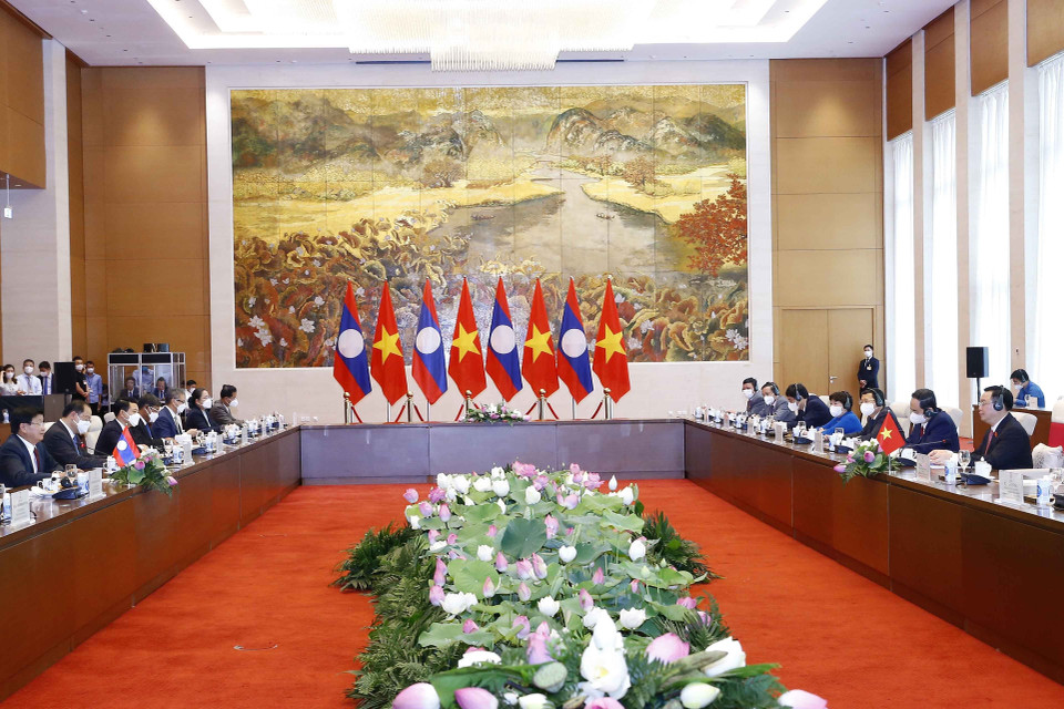 Chủ tịch Quốc hội Vương Đình Huệ hội kiến Tổng Bí thư, Chủ tịch nước Lào Thongloun Sisoulith. (Ảnh: Doãn Tấn/TTXVN)