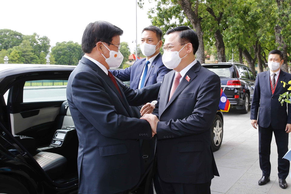 Chủ tịch Quốc hội Vương Đình Huệ đón Tổng Bí thư, Chủ tịch nước Lào Thongloun Sisoulith. (Ảnh: Doãn Tấn/TTXVN)