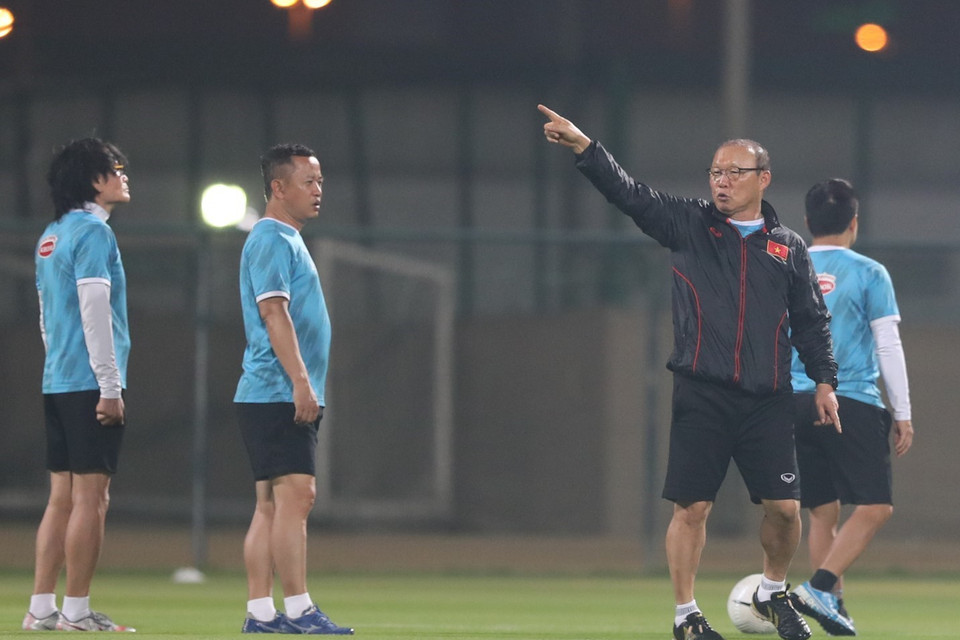 HLV Park Hang-seo chỉ đạo các trợ lý trước buổi tập. (Ảnh: Hoàng Linh/TTXVN)