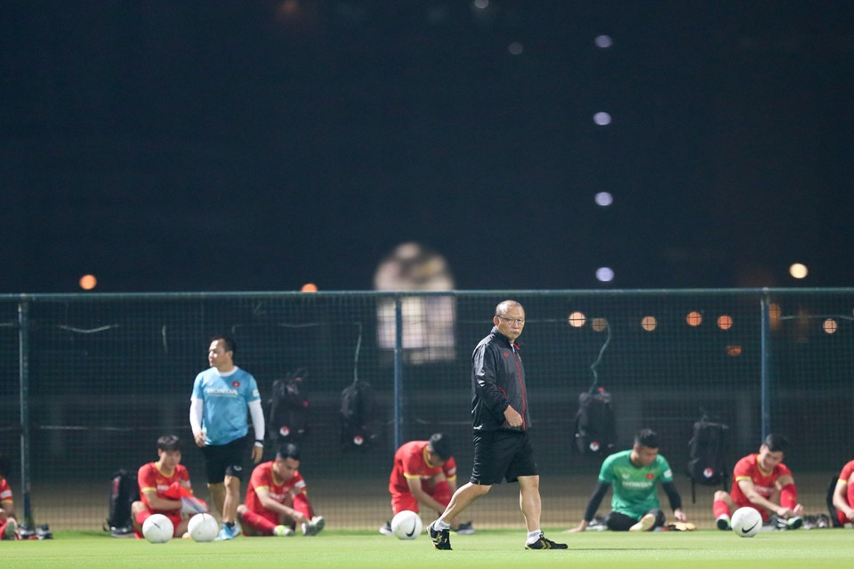 HLV Park Hang-seo trong buổi tập. (Ảnh: Hoàng Linh/TTXVN)