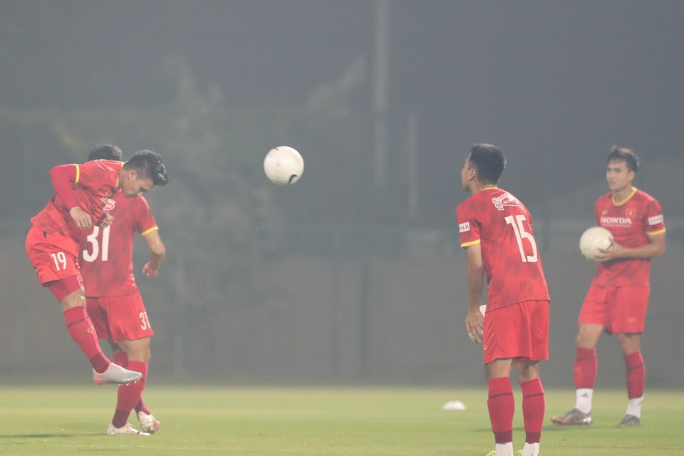 Tiền vệ Quang Hải trong bài tập đánh đầu. (Ảnh: Hoàng Linh/TTXVN)