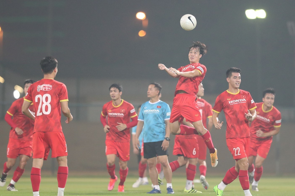 Tiền đạo Văn Toàn trong bài tập đánh đầu. (Ảnh: Hoàng Linh/TTXVN)