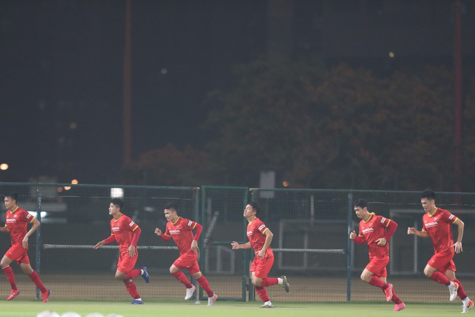 Các cầu thủ đội tuyển Việt Nam trên sân tập. (Ảnh: Hoàng Linh/TTXVN)