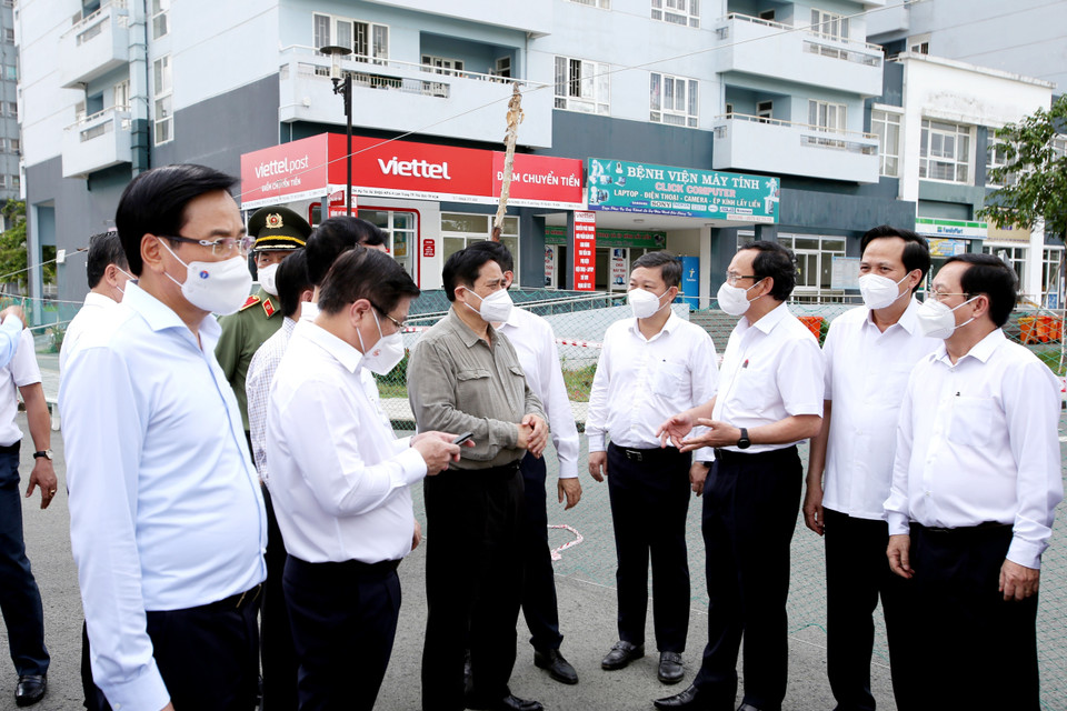 Thủ tướng Phạm Minh Chính kiểm tra tại khu cách ly Ký túc xá Đại học quốc gia Thành phố Hồ Chí Minh. (Ảnh: Thành Chung/TTXVN)