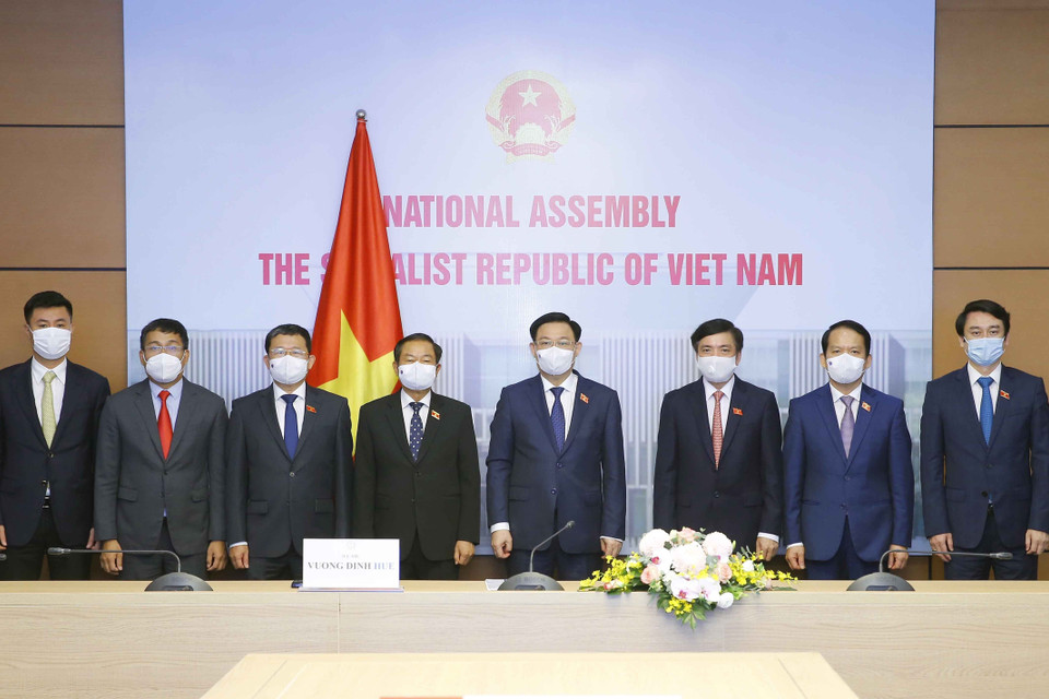 Chủ tịch Quốc hội Vương Đình Huệ với các đại biểu dự hội đàm trực tuyến. (Ảnh: Doãn Tấn/TTXVN)