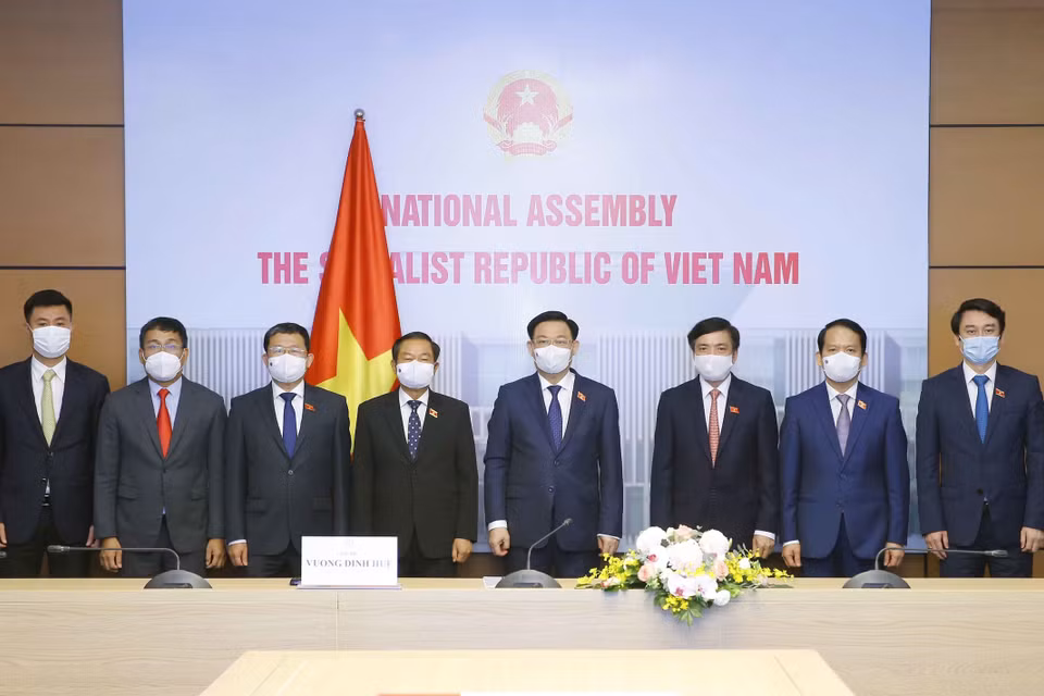 Chủ tịch Quốc hội Vương Đình Huệ với các đại biểu dự hội đàm trực tuyến. (Ảnh: Doãn Tấn/TTXVN)