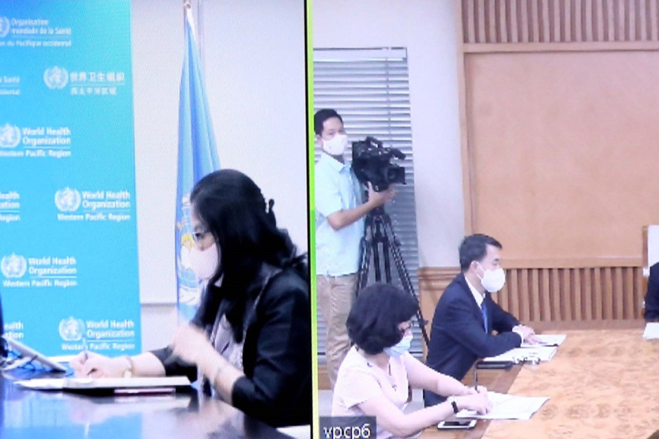 Phó Thủ tướng Vũ Đức Đam tham dự họp trực tuyến với Tiến sỹ Takeshi Kasai, Giám đốc tổ chức Y tế thế giới (WHO) khu vực Tây Thái Bình Dương. (Ảnh: Phạm Kiên/TTXVN)