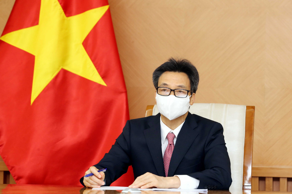 Phó Thủ tướng Vũ Đức Đam phát biểu tại cuộc họp trực tuyến với Tiến sỹ Takeshi Kasai, Giám đốc tổ chức Y tế thế giới (WHO) khu vực Tây Thái Bình Dương. (Ảnh: Phạm Kiên/TTXVN)