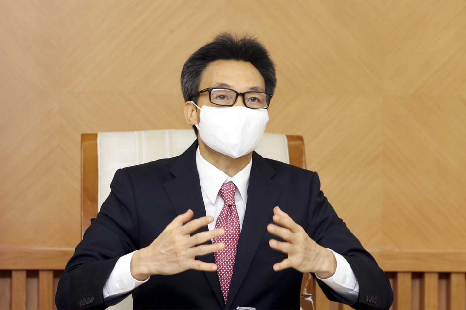 Phó Thủ tướng Vũ Đức Đam phát biểu tại cuộc họp trực tuyến với Tiến sỹ Takeshi Kasai, Giám đốc tổ chức Y tế thế giới (WHO) khu vực Tây Thái Bình Dương. (Ảnh: Phạm Kiên/TTXVN)