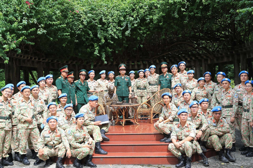 Các sỹ quan của Bệnh viện dã chiến cấp 2 số 2 và sỹ quan hoạt động độc lập thăm Khu di tích Chủ tịch Hồ Chí Minh tại Phủ Chủ tịch. (Ảnh: Trọng Đức/TTXVN)