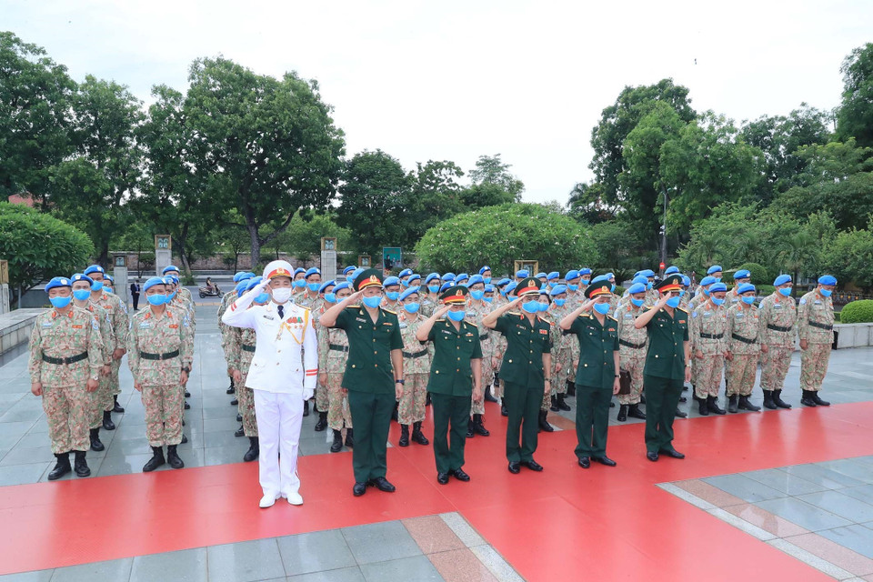 Các sỹ quan của Bệnh viện dã chiến cấp 2 số 2 và làm nhiệm vụ gìn giữ hòa bình Liên hợp quốc tưởng niệm tại Đài tưởng niệm các Anh hùng liệt sĩ trên đường Bắc Sơn. (Ảnh: Trọng Đức/TTXVN)