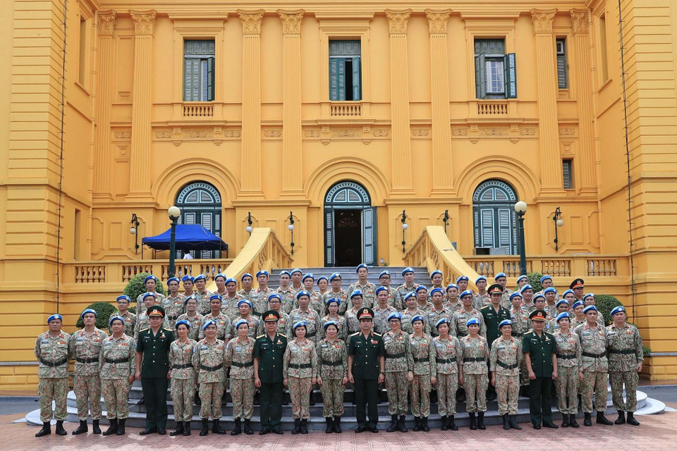 Các sỹ quan của Bệnh viện dã chiến cấp 2 số 2 và sỹ quan hoạt động độc lập thăm Khu di tích Chủ tịch Hồ Chí Minh tại Phủ Chủ tịch. (Ảnh: Trọng Đức/TTXVN)