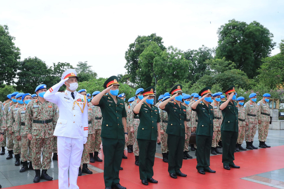 Các sỹ quan của Bệnh viện dã chiến cấp 2 số 2 và làm nhiệm vụ gìn giữ hòa bình Liên hợp quốc tưởng niệm tại Đài tưởng niệm các Anh hùng liệt sĩ trên đường Bắc Sơn. (Ảnh: Trọng Đức/TTXVN)