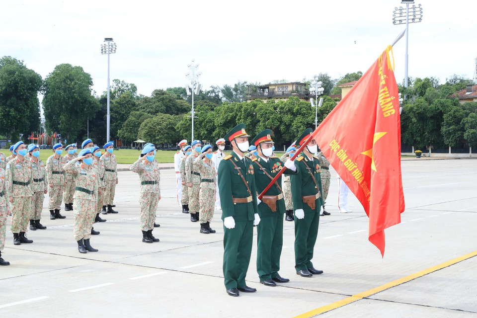 Các sỹ quan của Bệnh viện dã chiến cấp 2 số 2 và làm nhiệm vụ gìn giữ hòa bình Liên hợp quốc báo công dâng Bác.(Ảnh: Trọng Đức/TTXVN)