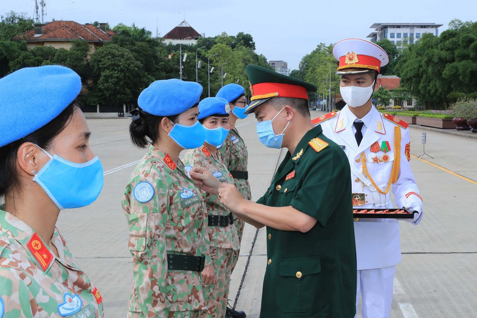 Tặng Huy hiệu Bác Hồ cho các sỹ quan của Bệnh viện dã chiến cấp 2 số 2 và sỹ quan hoạt động độc lập tại lễ báo công. (Ảnh: Trọng Đức/TTXVN)