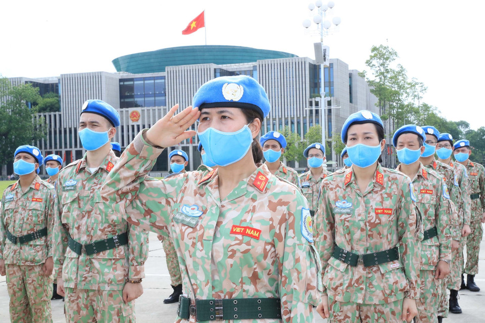 Các sỹ quan của Bệnh viện dã chiến cấp 2 số 2 và làm nhiệm vụ gìn giữ hòa bình Liên hợp quốc báo công dâng Bác. (Ảnh: Trọng Đức/TTXVN)